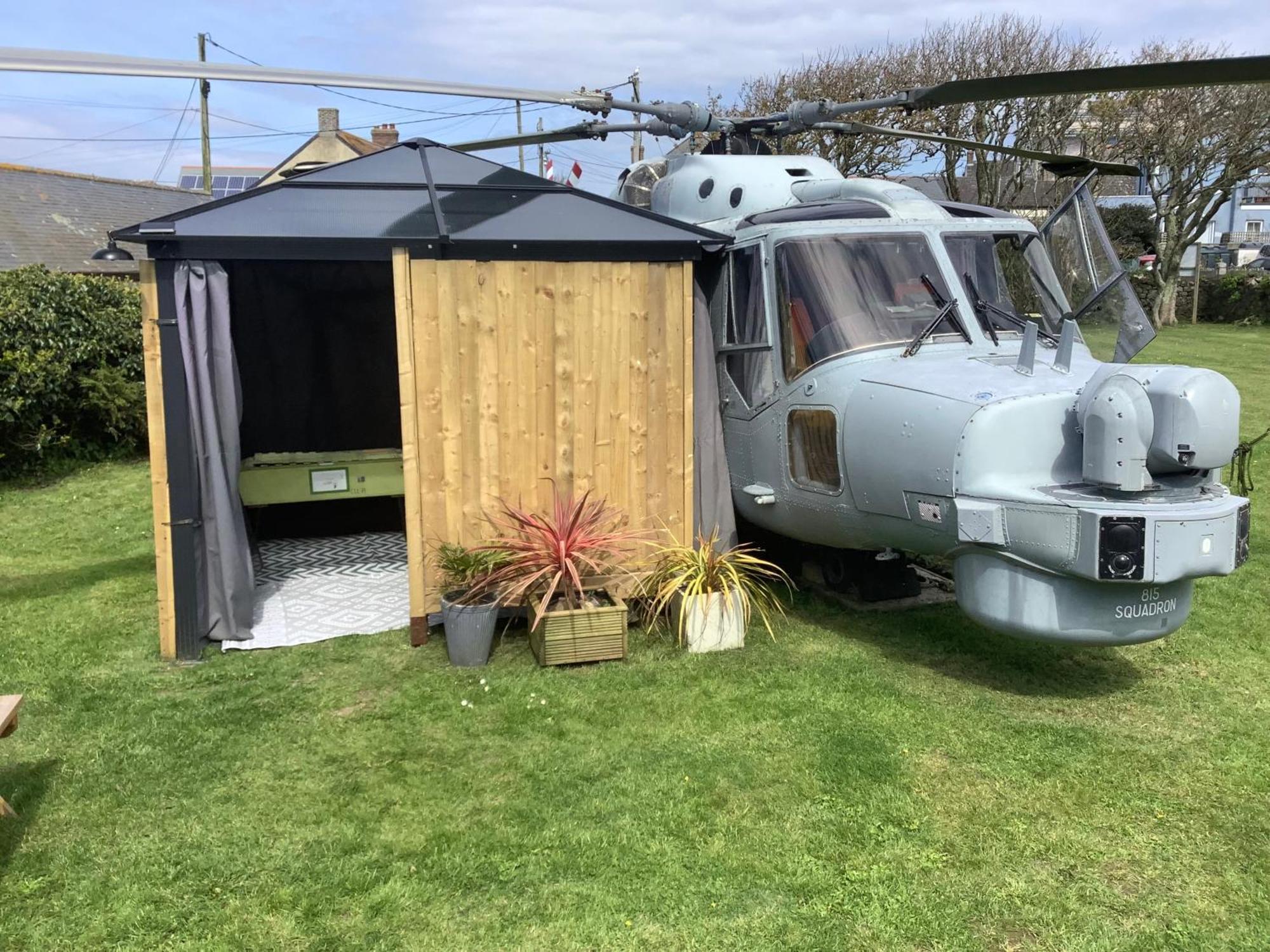 Haelarcher Helicopter Glamping Хелстън Екстериор снимка